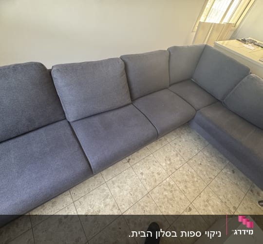 ספה אפורה בחדר עם רצפת אריחים